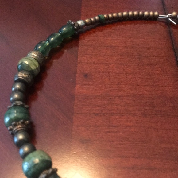 Beautiful green beaded choker & earrings - Picture 5 of 6